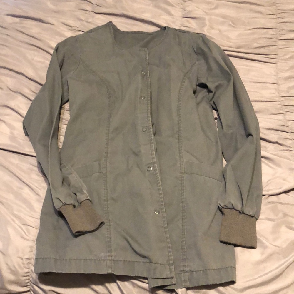 Fitted scrub jacket